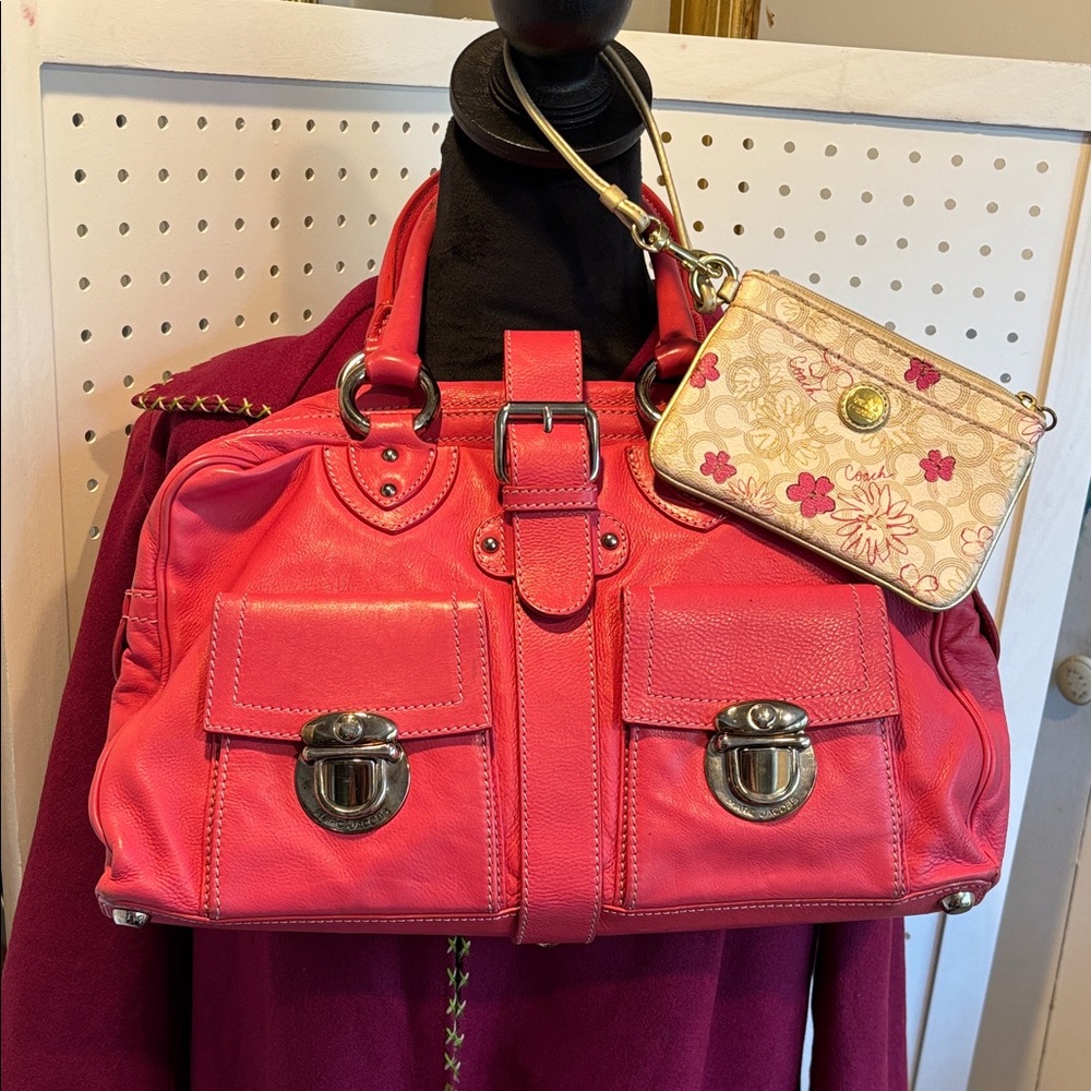 Fabulous Marc Jacobs satchel bag, plenty of room inner pockets, coach wristlet